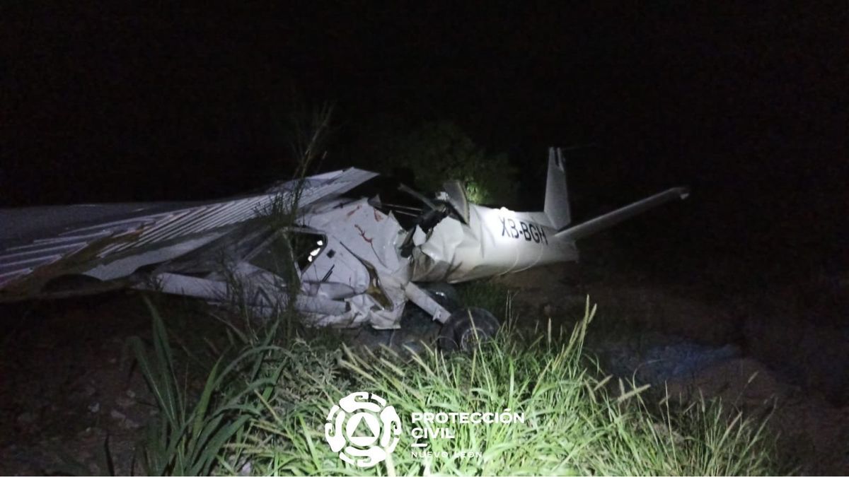 小型飞机坠毁致两人死亡