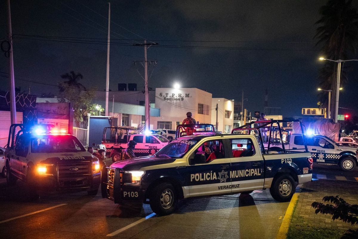在埃尔埃斯皮纳尔（El Espinal, Veracruz）发生的武装袭击中，一名交通警察遇害