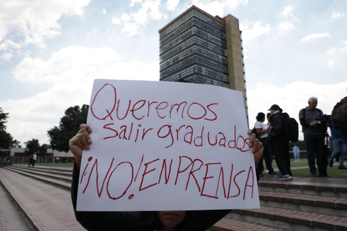 墨西哥国立自治大学（UNAM）为CCH South学院学生的死亡表示哀悼；学生举行抗议和封锁活动