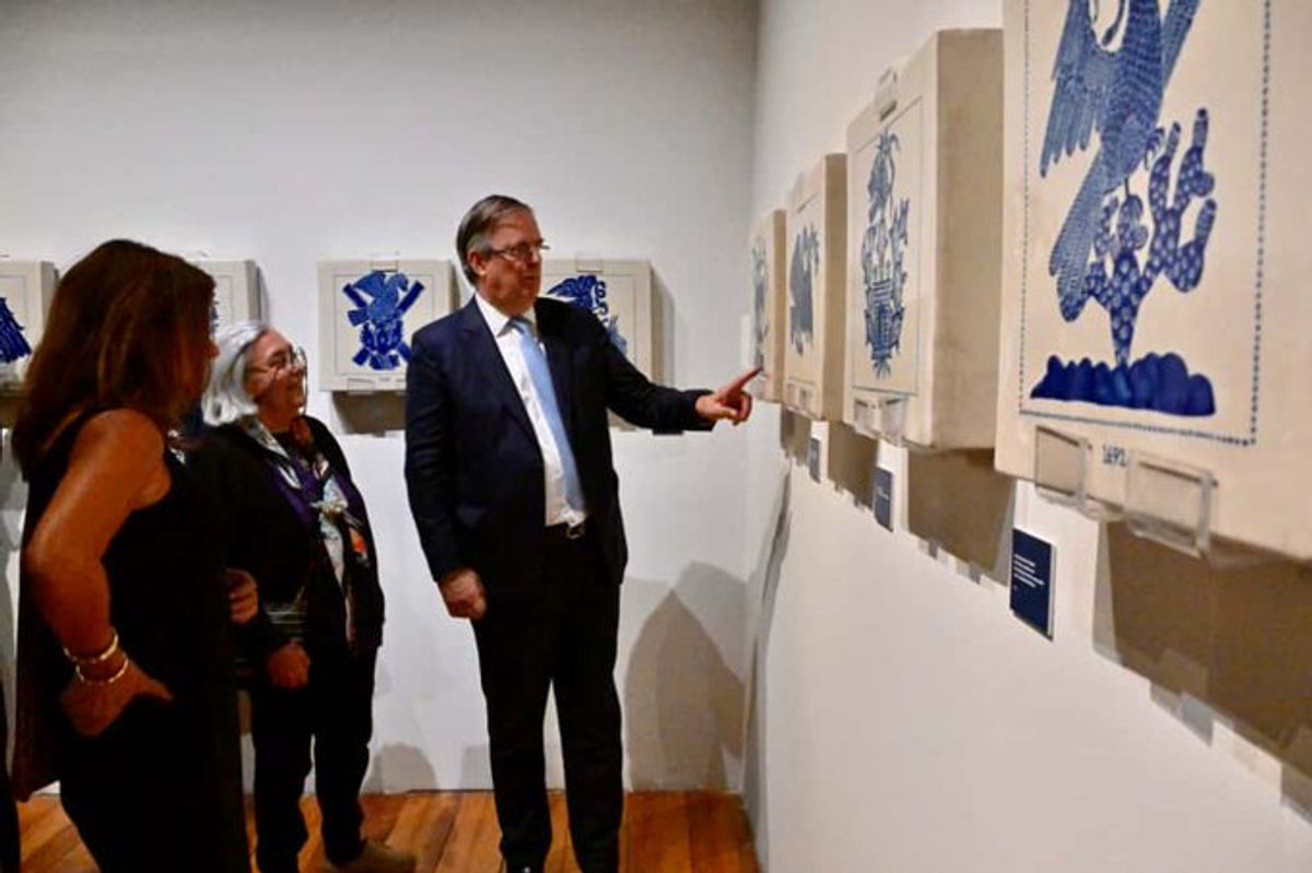 Ebrard inaugura exposición ‘Alas de Talavera’ con 42 representaciones del águila mexicana