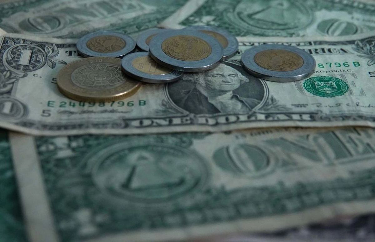 Peso se aprecia frente a un dólar fuerte