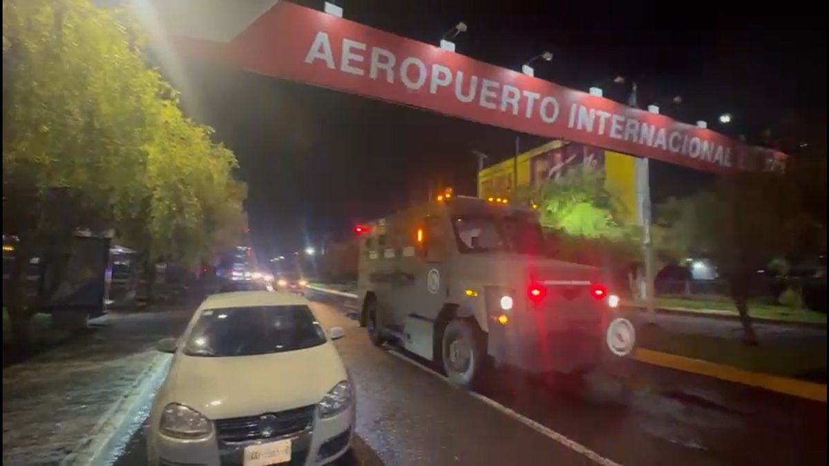 Sale Hernán Bermúdez del aeropuerto de Toluca rumbo al penal del Altiplano
