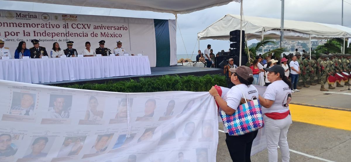 Madres buscadoras protestan en desfile de la Independencia en Acapulco
