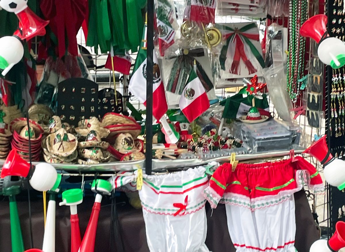 Comerciantes de artículos patrios en Nuevo Laredo reportan bajas ventas por temor migratorio