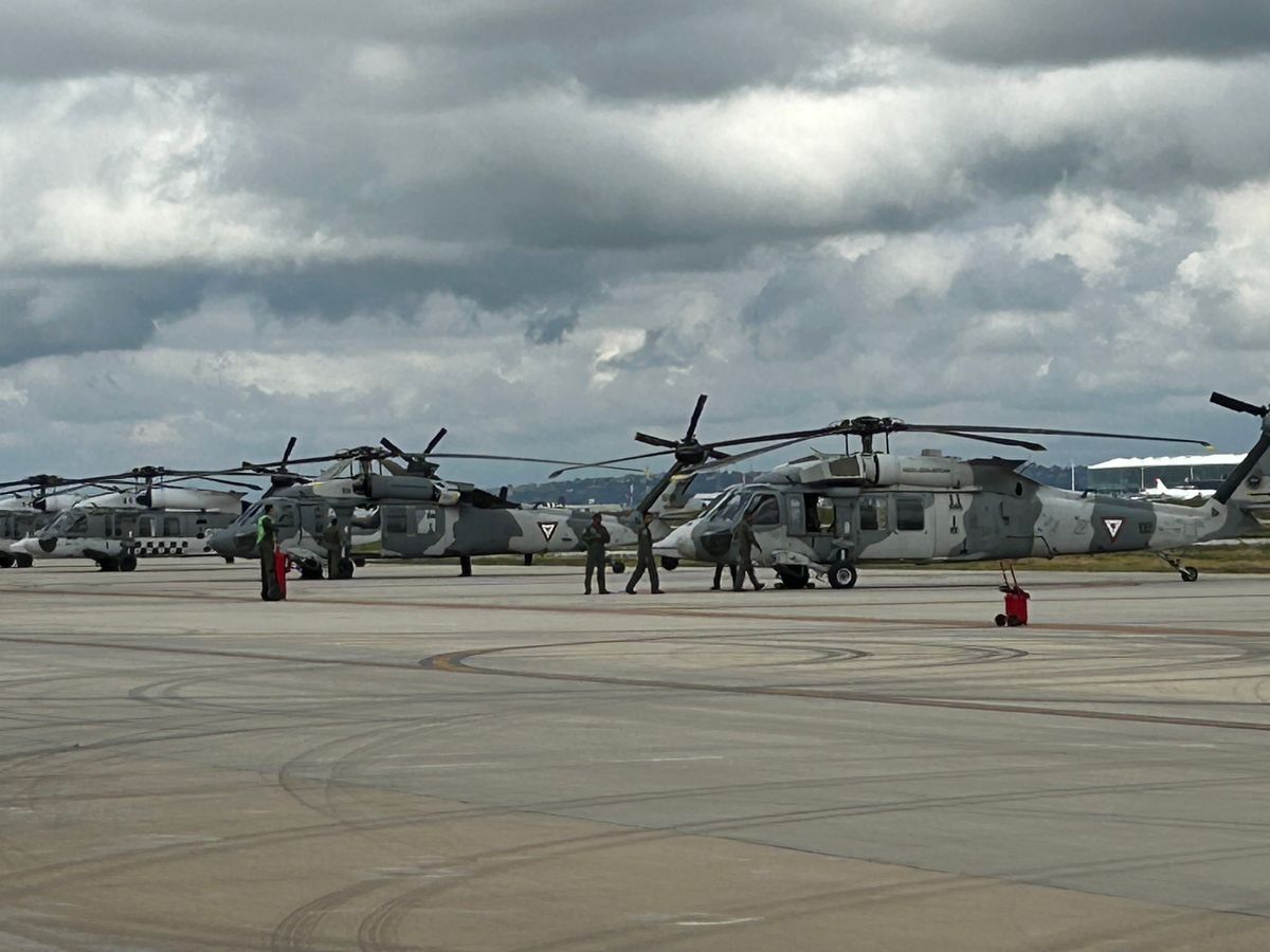 Más de 100 aeronaves participaron en desfile del 215 aniversario de la Independencia