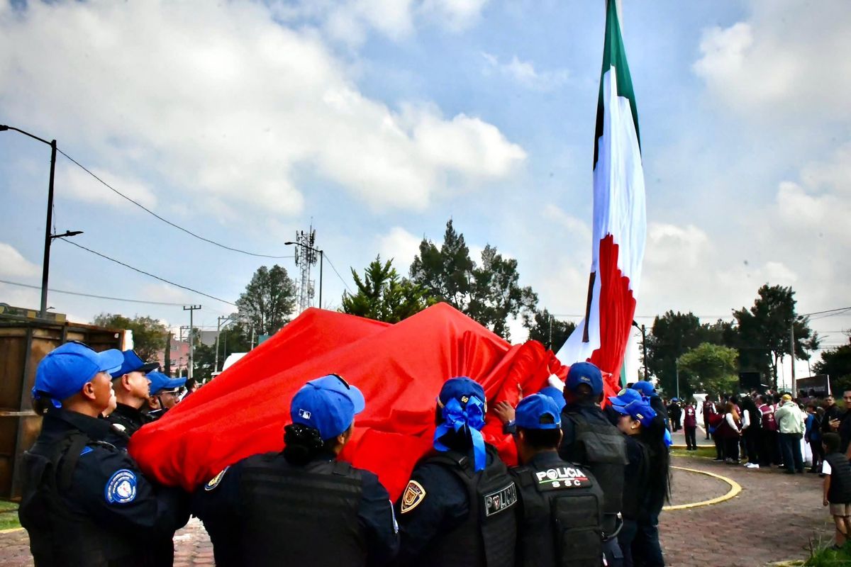 Viento obliga a arriar Bandera Monumental recién izada en Iztapalapa