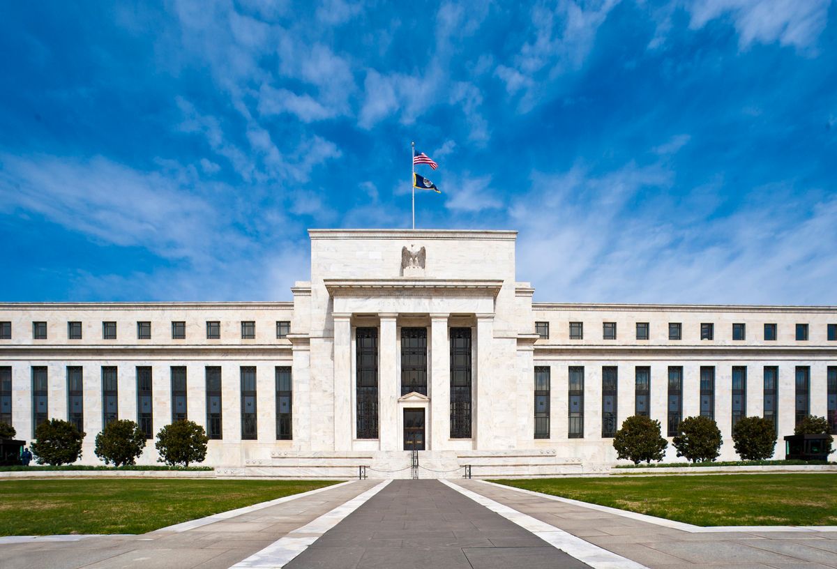 Fed recorta tasas de interés en 25 puntos básicos a entre 4.00-4.25%