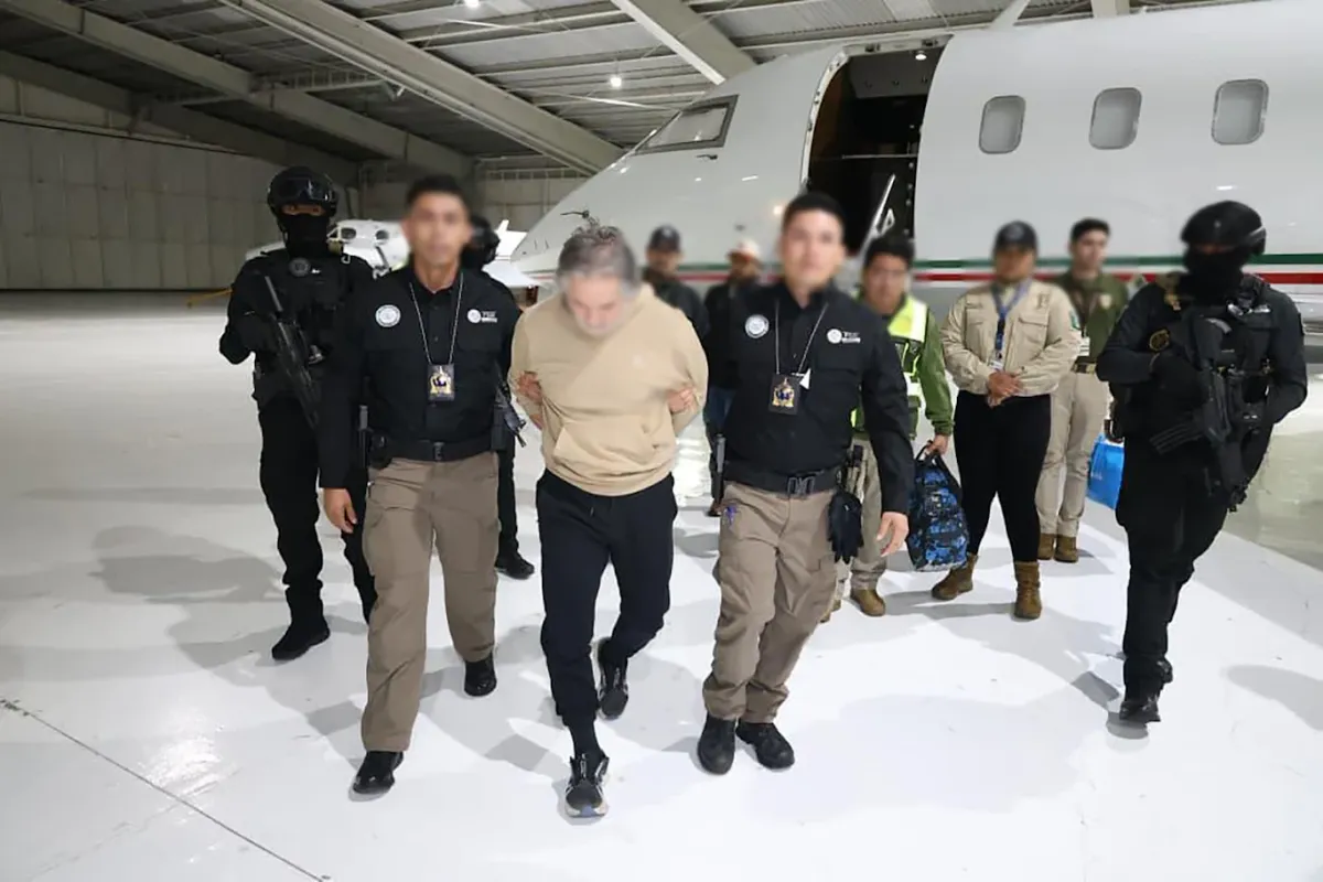在接管塔巴斯科的职务后，Bermúdez Requena开始组建‘La Barredora’犯罪组织。
